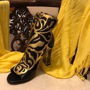 BRAND NEW MIISTA LONDON SANDALS IN BLACK WITH GOLD